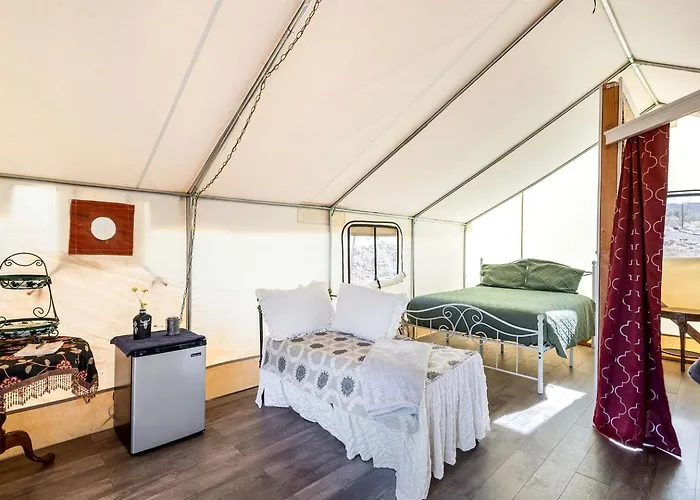 Off-grid Tented Cabin, Perfect For A Getaway In The Vacation Spot For Couples, Brisbee, Arizona Holiday home *